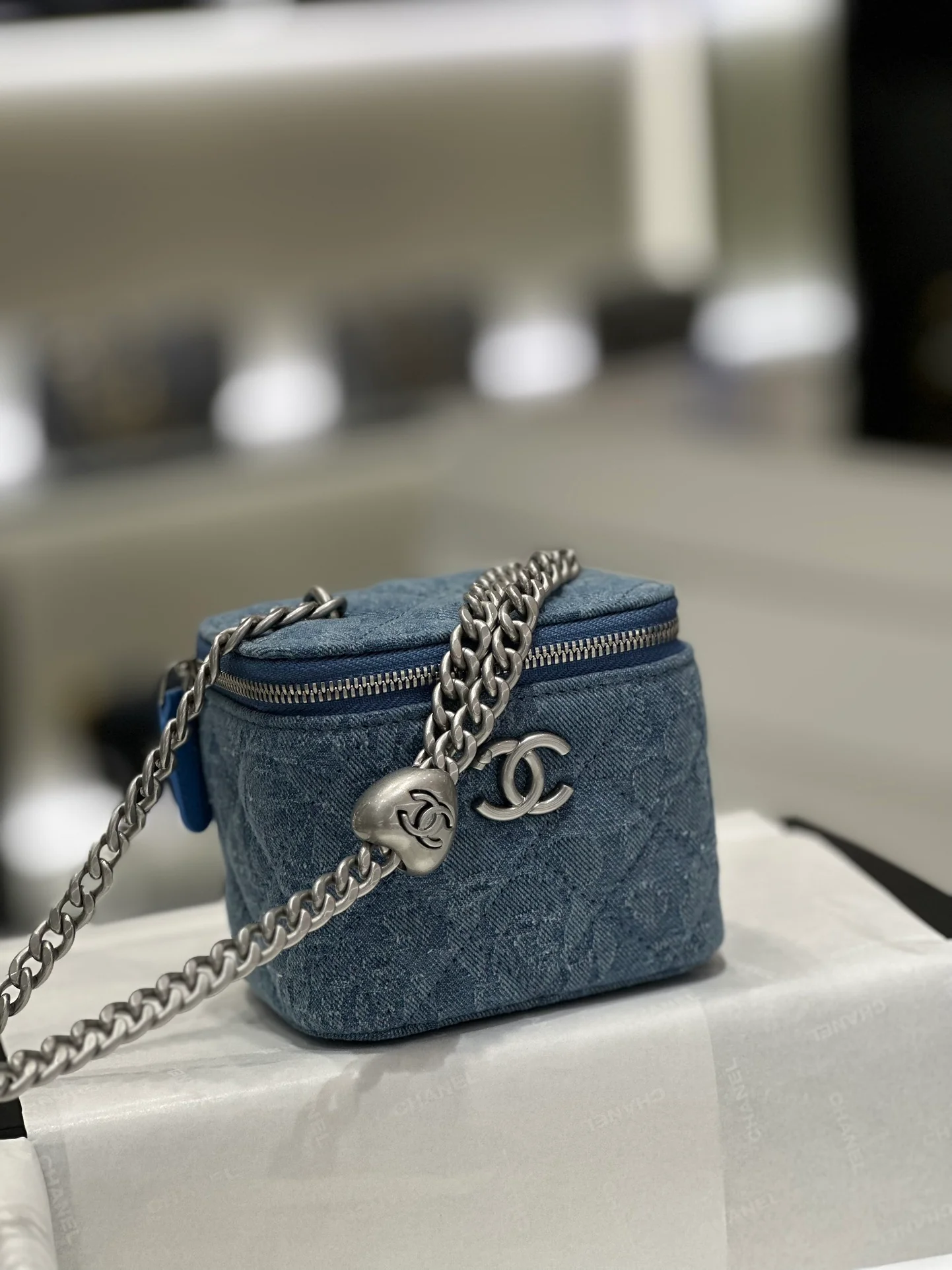Пуговица в форме сердца из джинсовой ткани Chanel 2023 года — маленькая квадратная коробочка — светло-голубая серебристая пряжка
