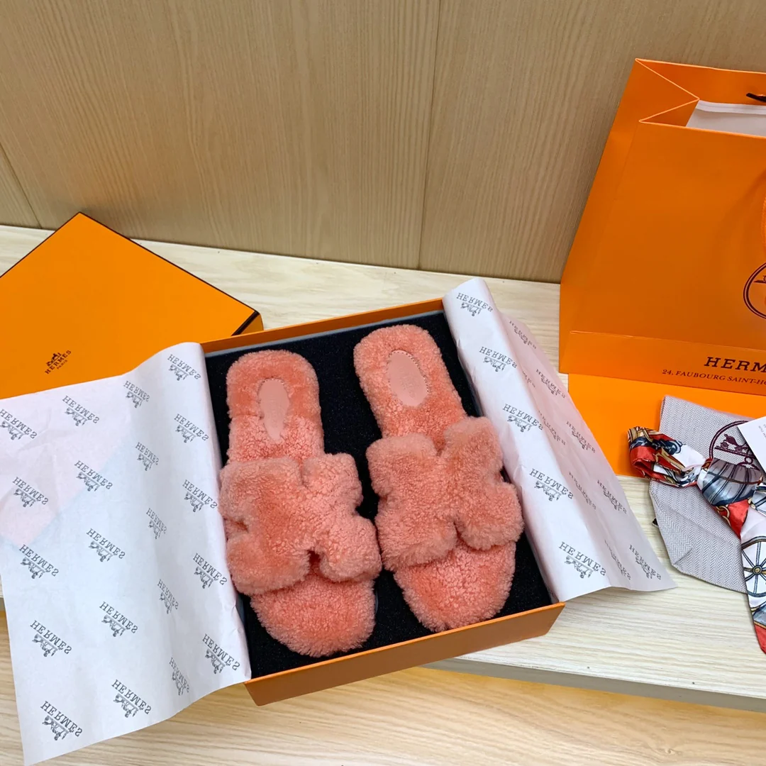 Новинка сезона осень/зима 2022 от Hermes - Меховые тапочки - Оранжево-розовые