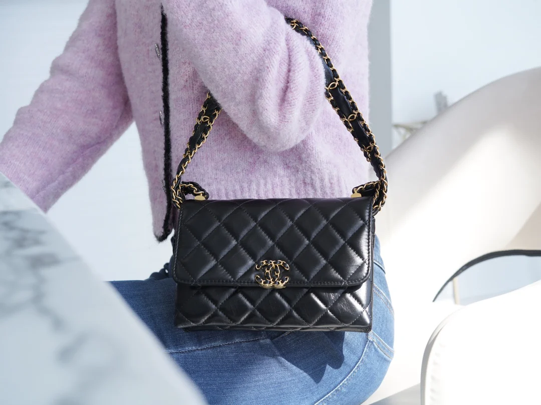 Коллекция Chanel осень/зима - 19 - Сумка ?Тофу? - Черная, широкий плечевой ремень, мятая кожа