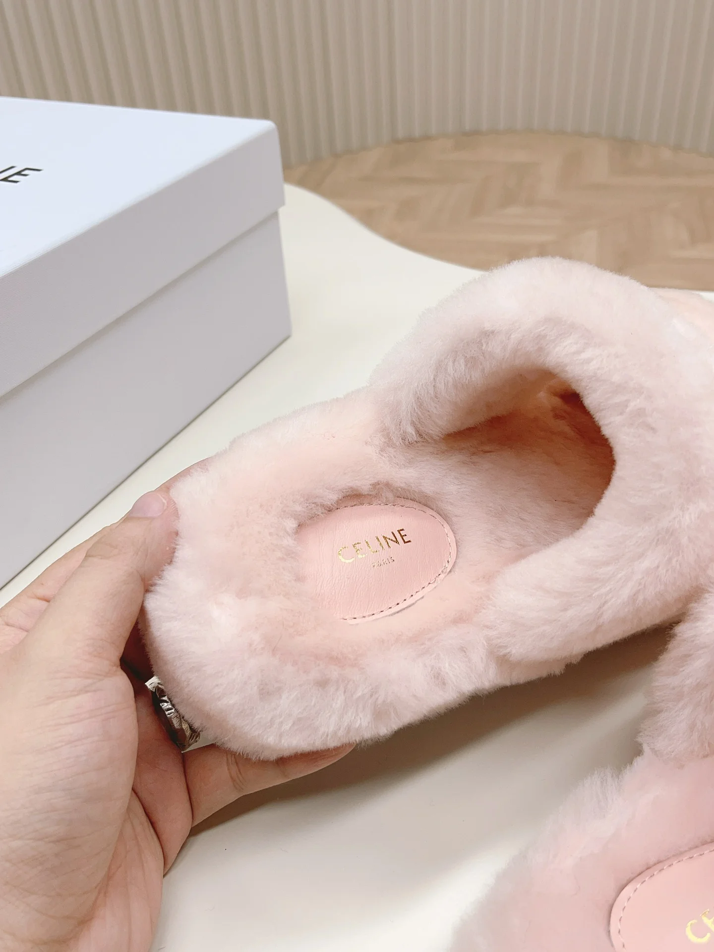 Новинка сезона осень/зима 2023 от Celine - Меховые тапочки - Розовые