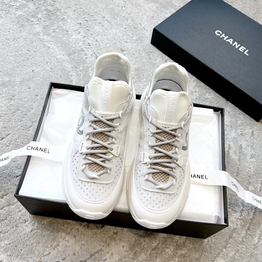 Новые поступления коллекции Chanel Весна/Лето 2023 - Кроссовки - Белые - 1