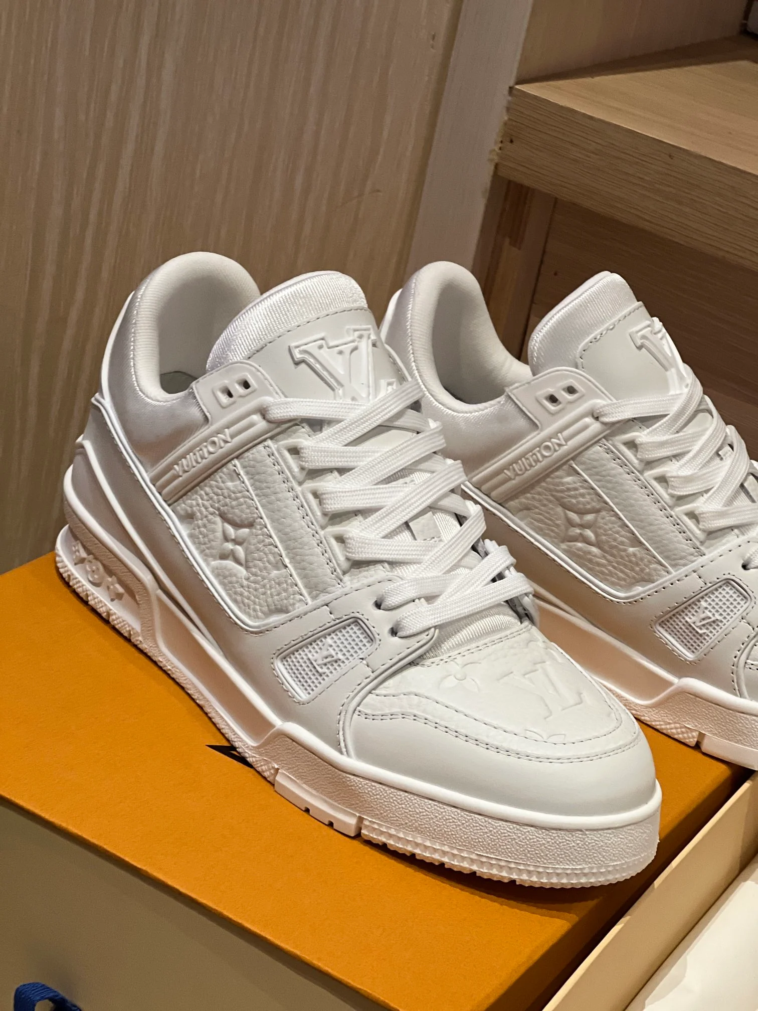 Повседневные кроссовки LV Trainer - белые с тиснением