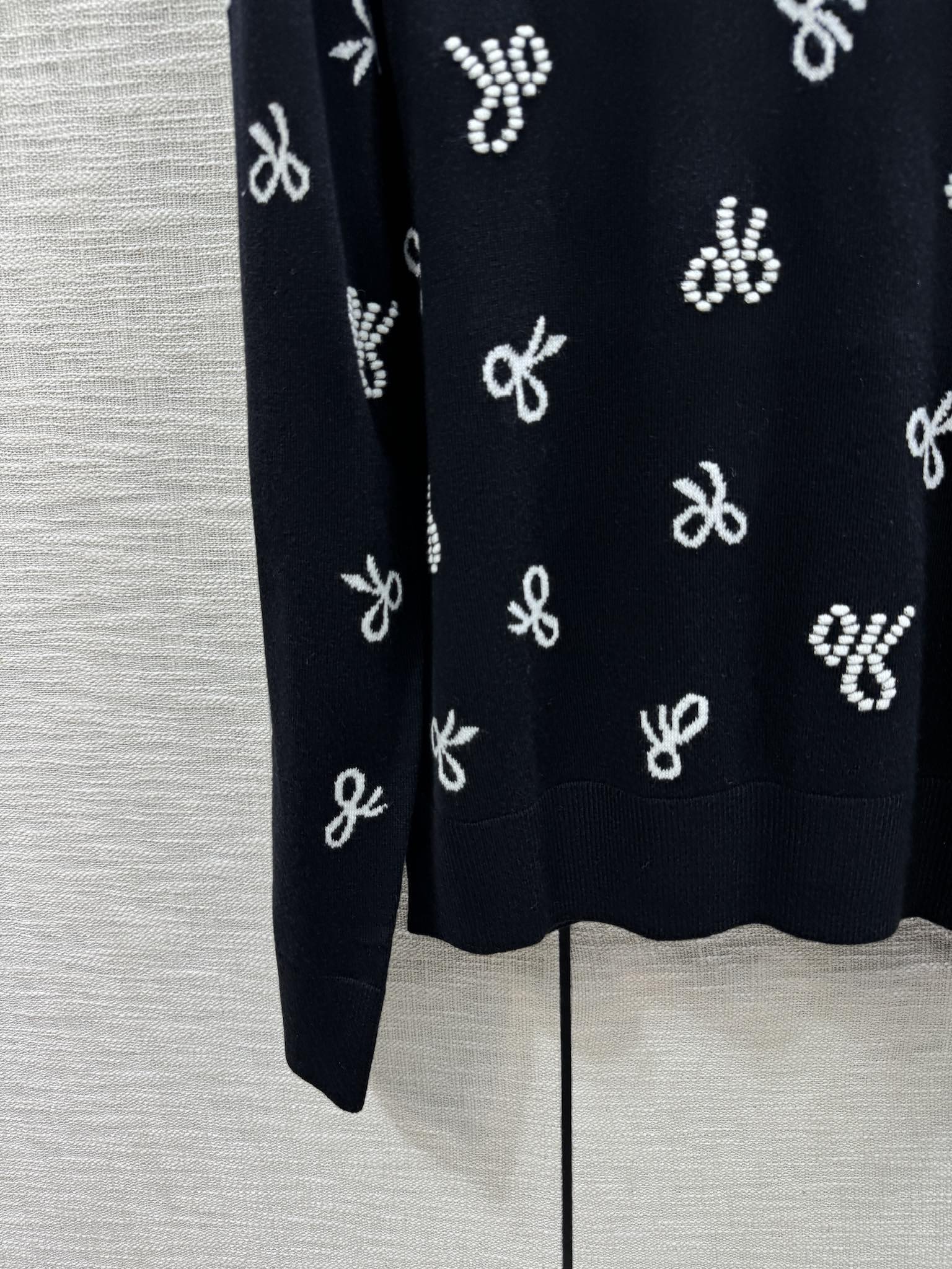 Chanel - 2403-24 Вязаный свитер с длинным рукавом и узором ?Бабочка? (ранняя весна) - черный