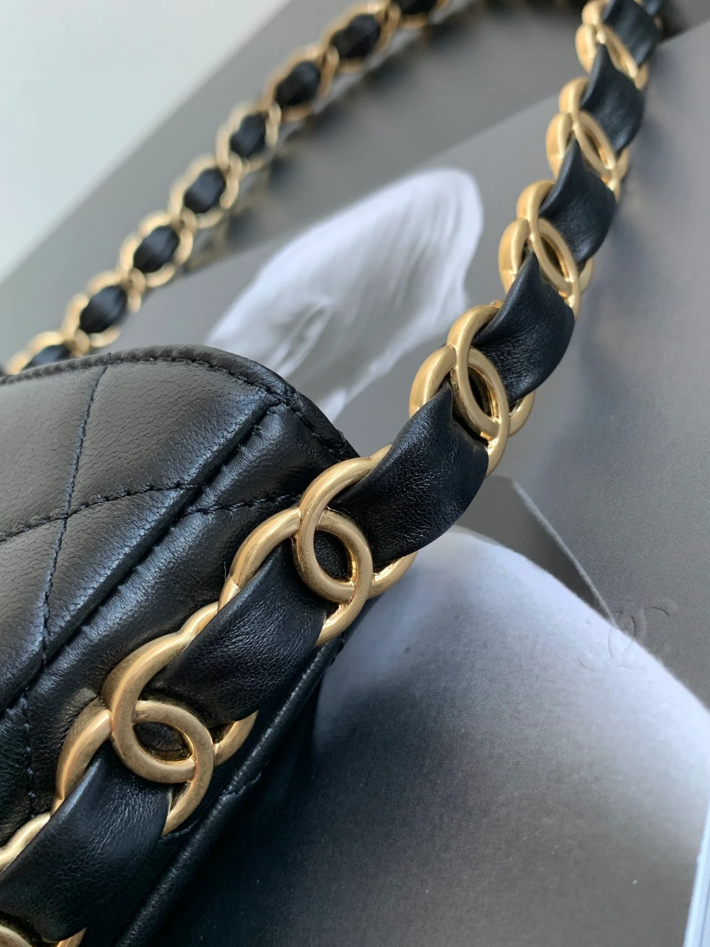 Сумка-хобо Chanel с массивной цепочкой в ??стиле хиппи — черная.