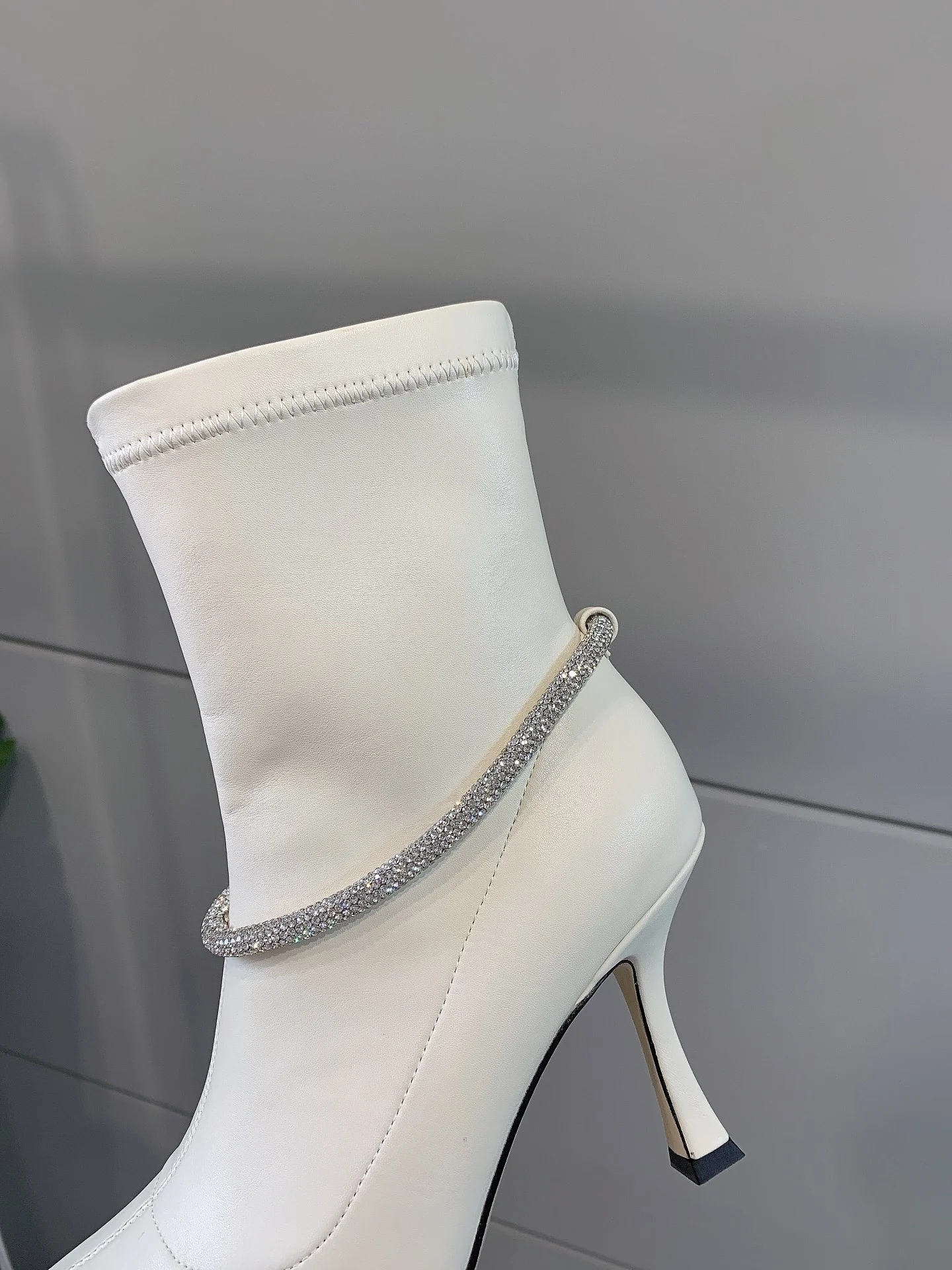 Ботинки Jimmy - Thin Chain Style - на низком каблуке