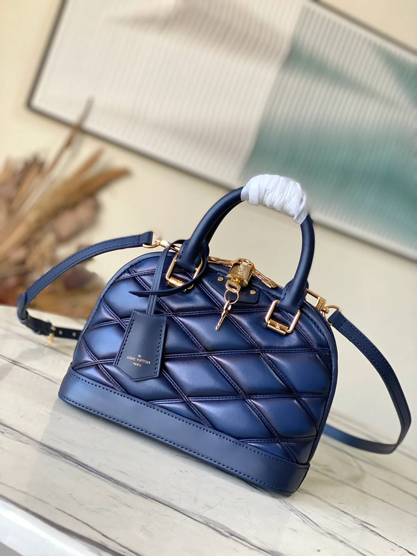 m23666-LV-nicolas-ghesquiere-shell bag-blue
