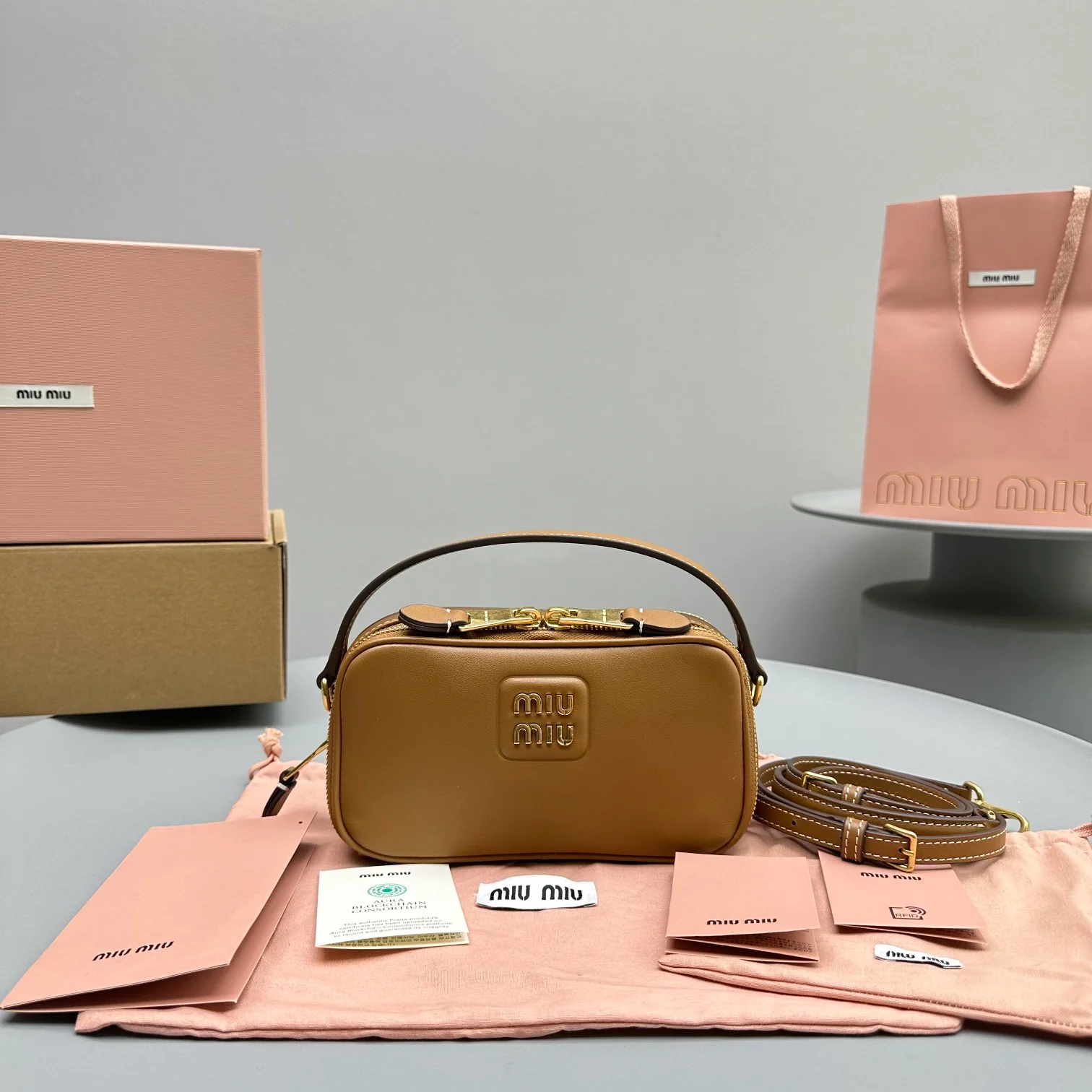 Miu Miu - Сумка/кроссбоди для фотоаппарата, осенне-зимняя коллекция - Натуральная кожа, коричневый цвет