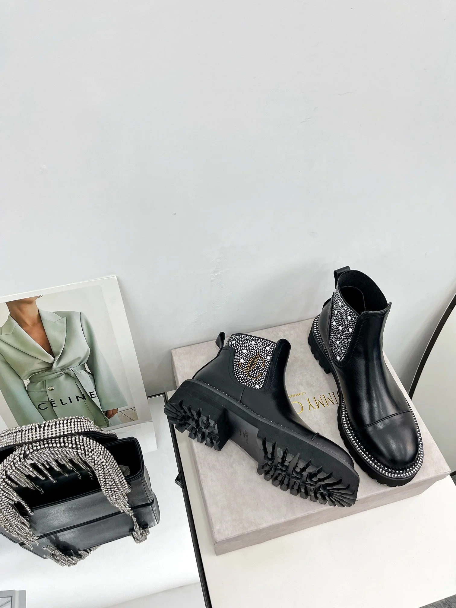 Ботильоны Jimmy, украшенные стразами