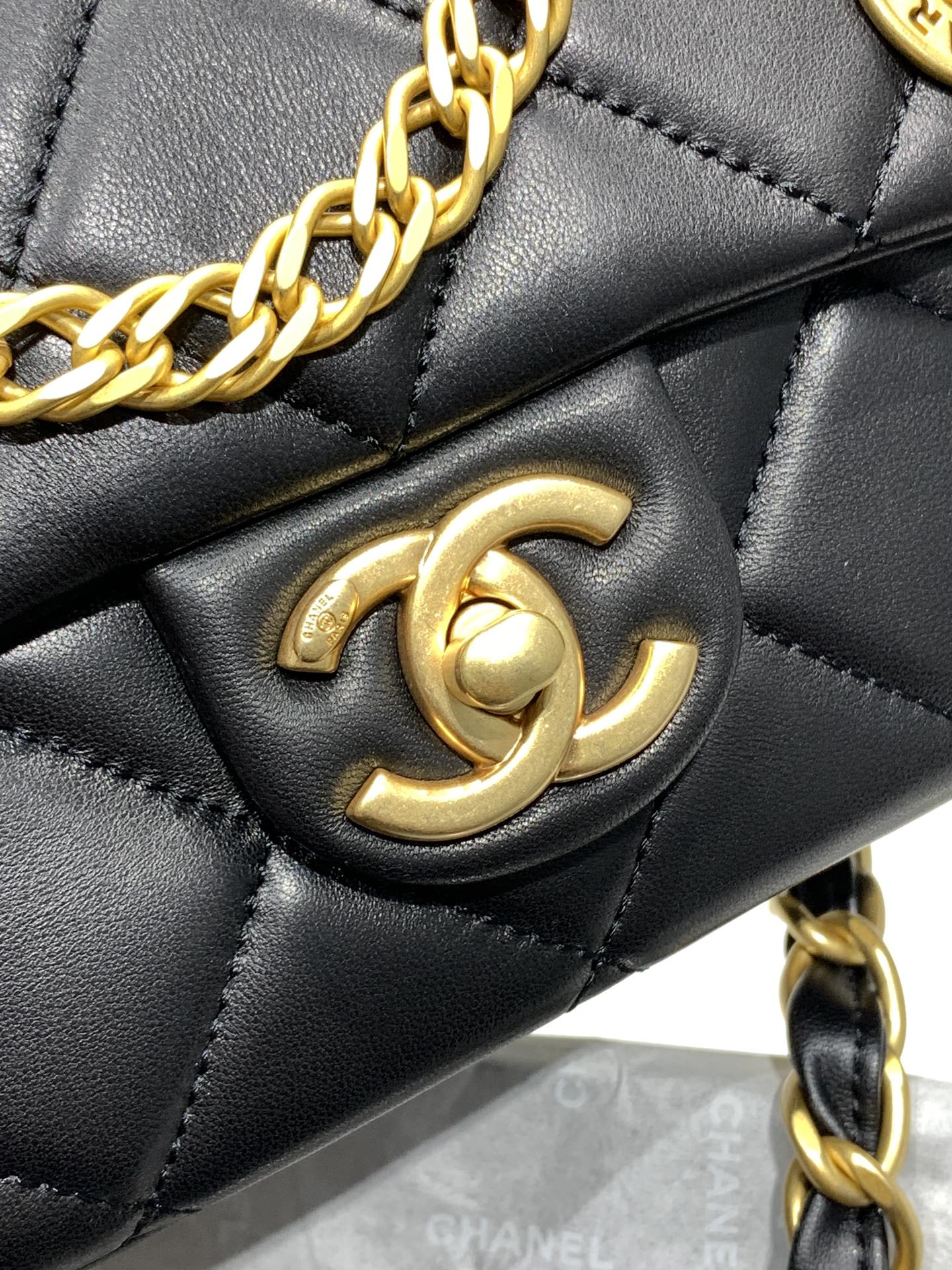 Новинка сезона весна/лето 2023 от Chanel - сумка Gold Coin CF - черная - 1