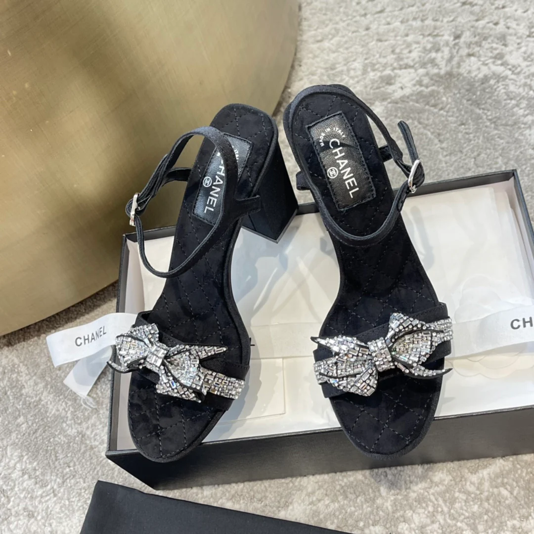 Новинка сезона весна/лето 2023 от Chanel - Босоножки на массивном каблуке с бантом из кристаллов и страз - высота 8-5 см - Черные