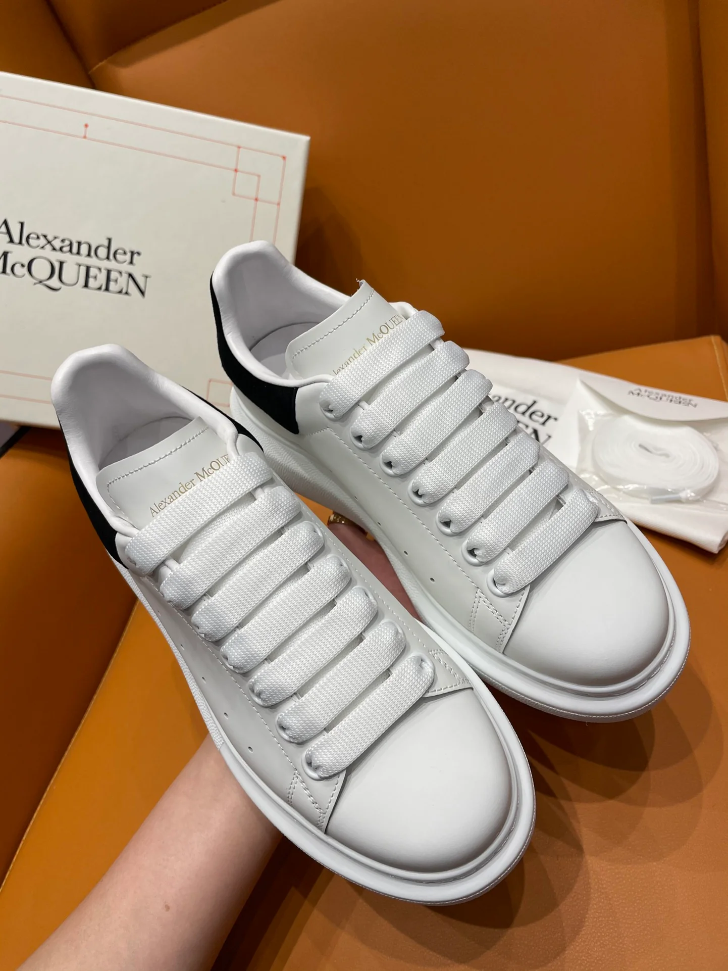 Классические белые кроссовки McQueen - Black Tail - 1