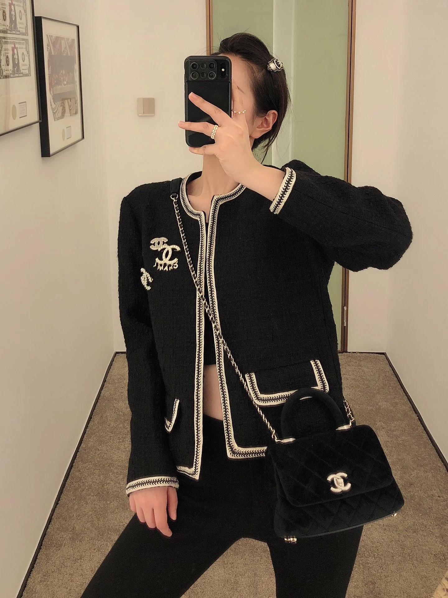 Мини-сумка Chanel Coco Handle из черного бархата с бриллиантовой пряжкой