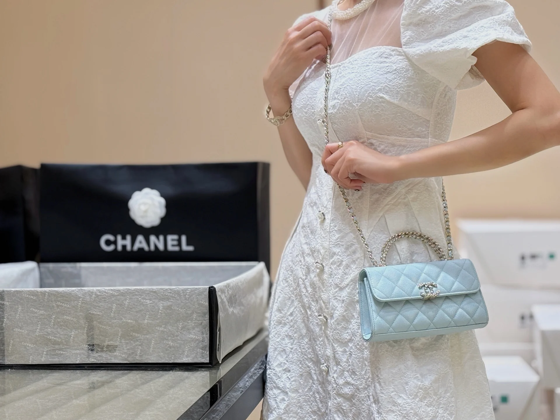 Сумка Chanel 25s Kelly Handle Bag, горизонтальный стиль, нежно-голубой.