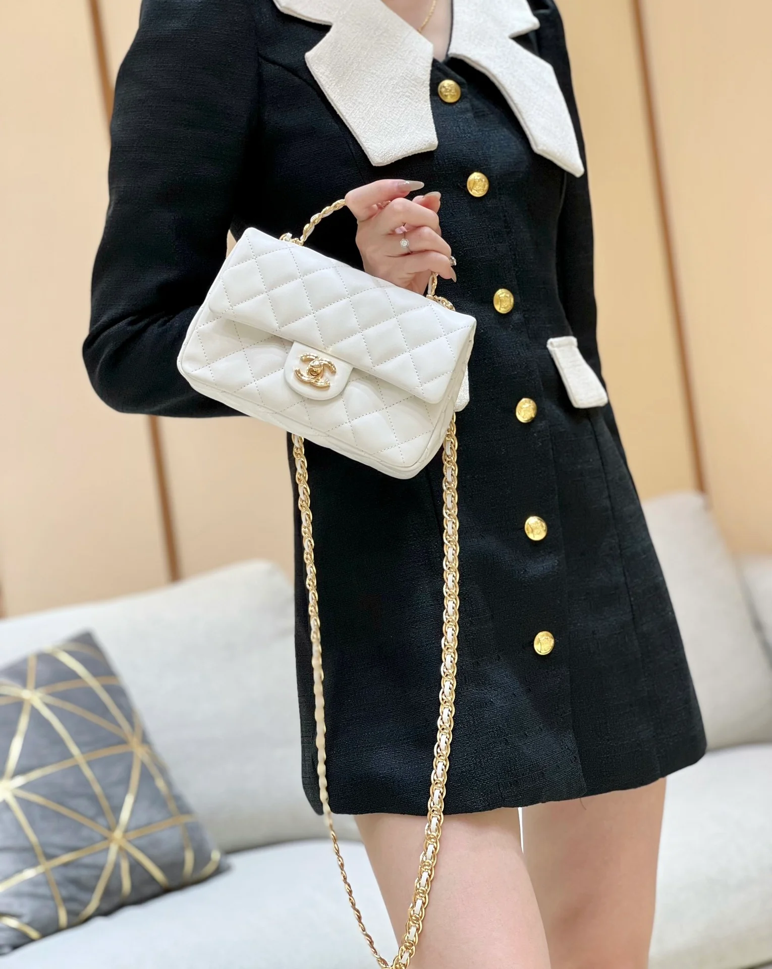 Ручка Chanel 23a CF со стразами - белая