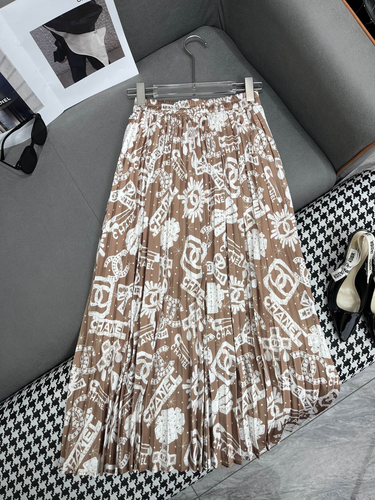 Комплект Chanel 2403-24ss весна/лето: короткая рубашка и плиссированная юбка - коричневый