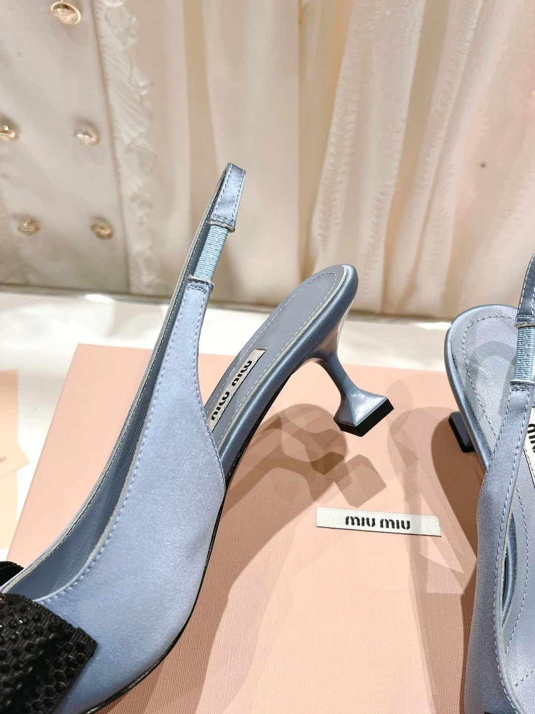 Новинка сезона весна/лето 2023 от Miu Miu - Босоножки на высоком каблуке с острым носком, украшенные стразами - высота 6 см - Серые