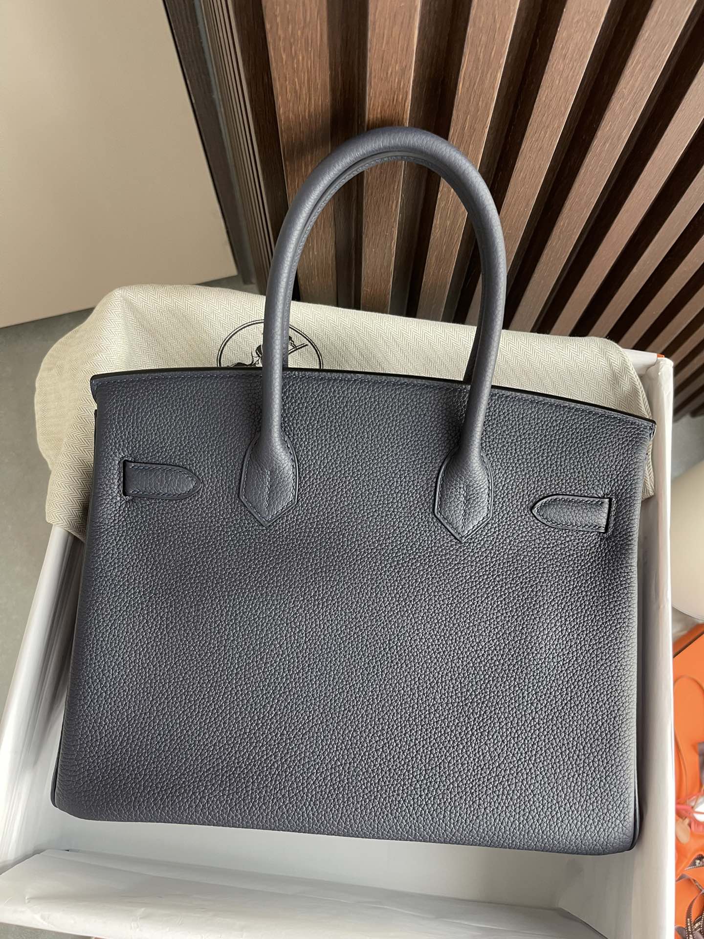 Сумка Hermes Birkin 25 Togo темно-синего и оранжевого цвета с серебряной пряжкой.