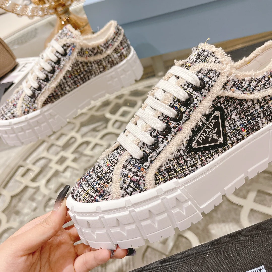 Prada - Новинка сезона осень/зима 2022 - Туфли из состаренной парусины