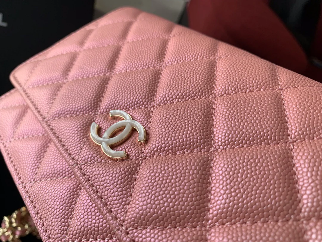 Chanel WOC Жемчужный узор в виде шариков, пуговица из телячьей кожи с эмалью