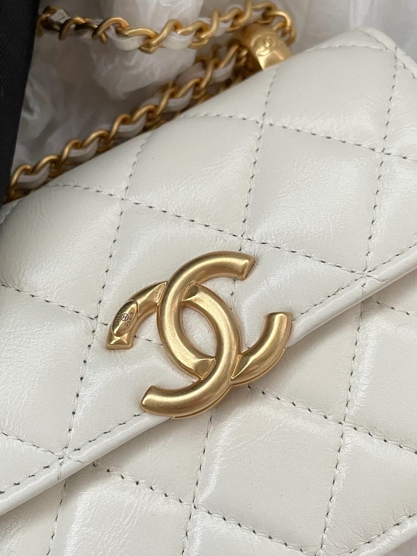 Кардхолдер Chanel с двойной золотой цепочкой и шариками - белая кожа.