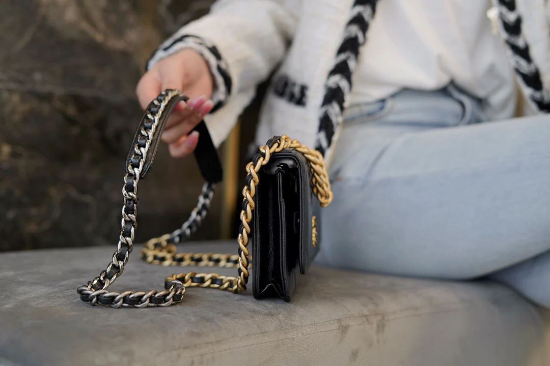 Chanel - Коллекция 19 WOC - Черный с золотой пряжкой