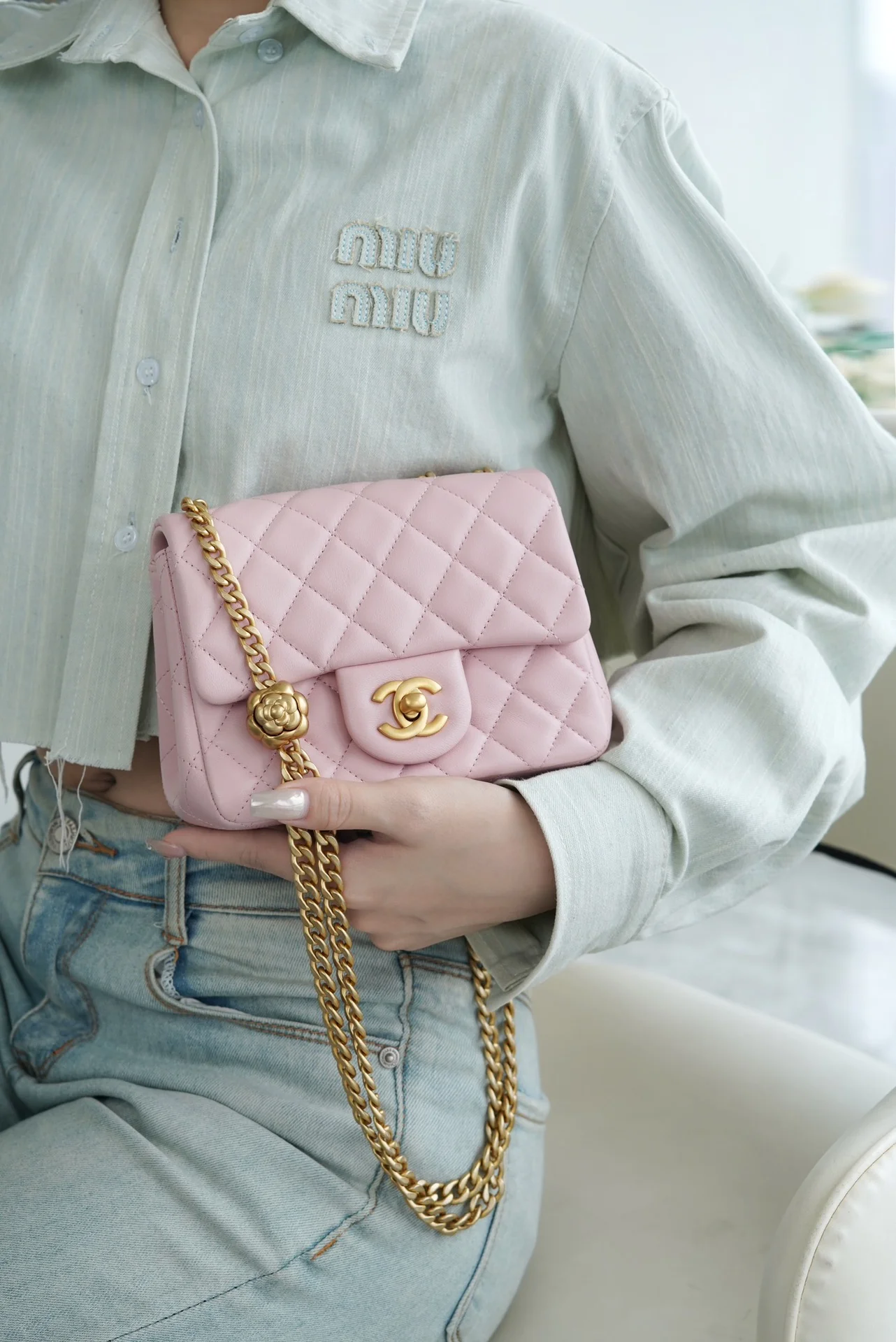 Пряжка Chanel 23 с декором в виде камелии - розовая