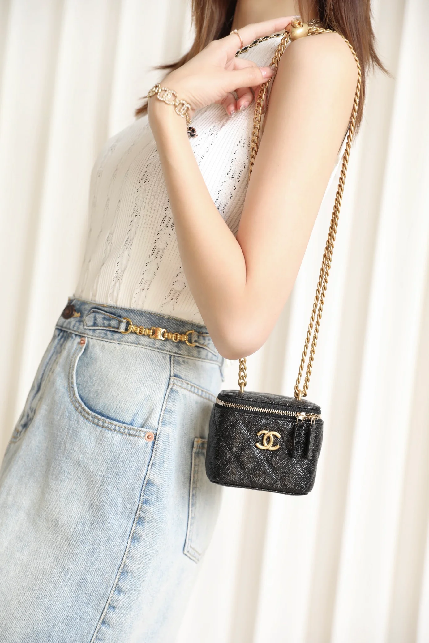 Chanel Весна/Лето 2023 - Маленькая сумка через плечо с цепочкой и регулируемой застежкой в ??форме сердца - Черная