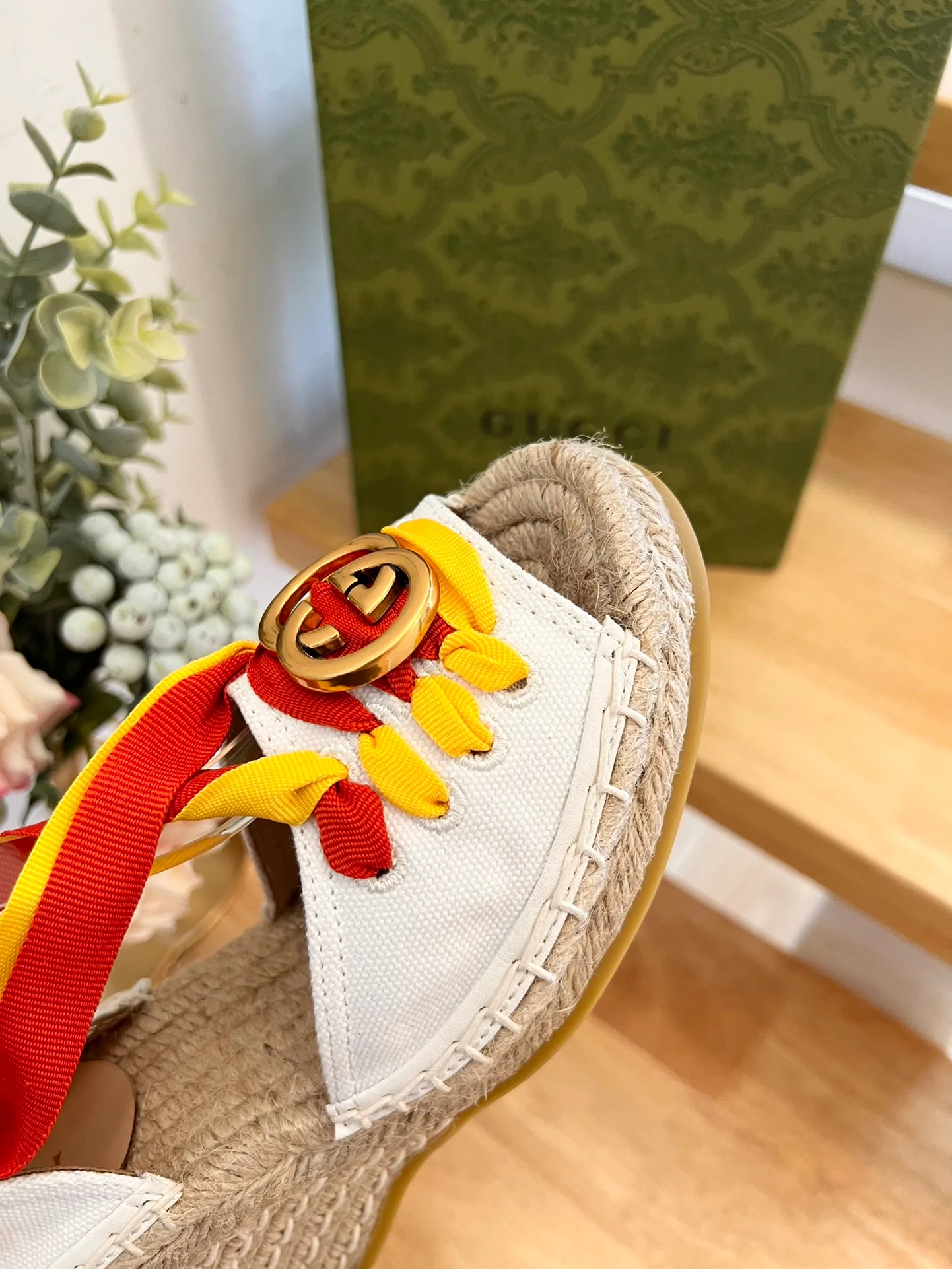 Новинка весны 2023 года от Gucci - Соломенные сандалии на танкетке - Белые