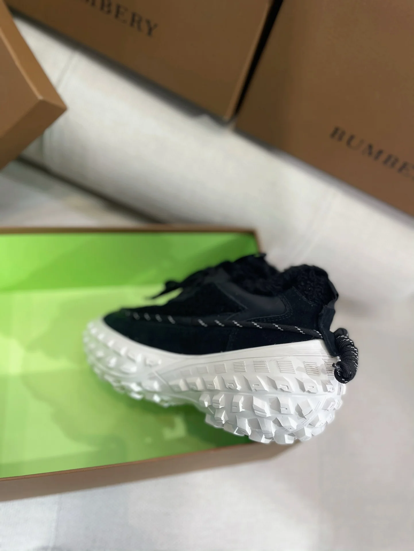 Коллекция Burberry ?Ранняя весна 2022? — Пушистые зимние кроссовки — Черные