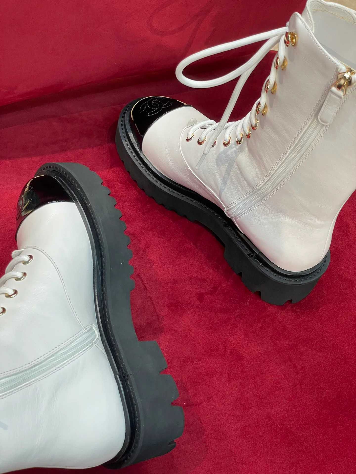 Новинка 2022 года от Chanel - Мотоциклетные ботинки с закругленным носком - Белые