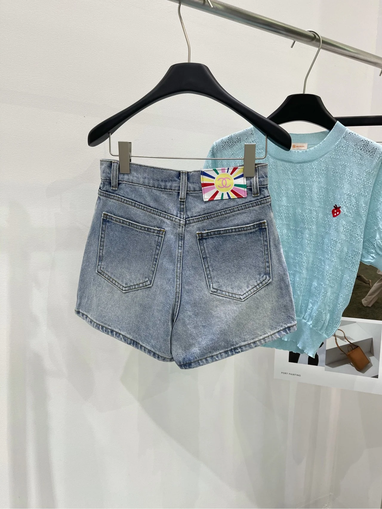 Джинсовые шорты Chanel 2403 с высокой талией и пуговицей в стиле Chanel.