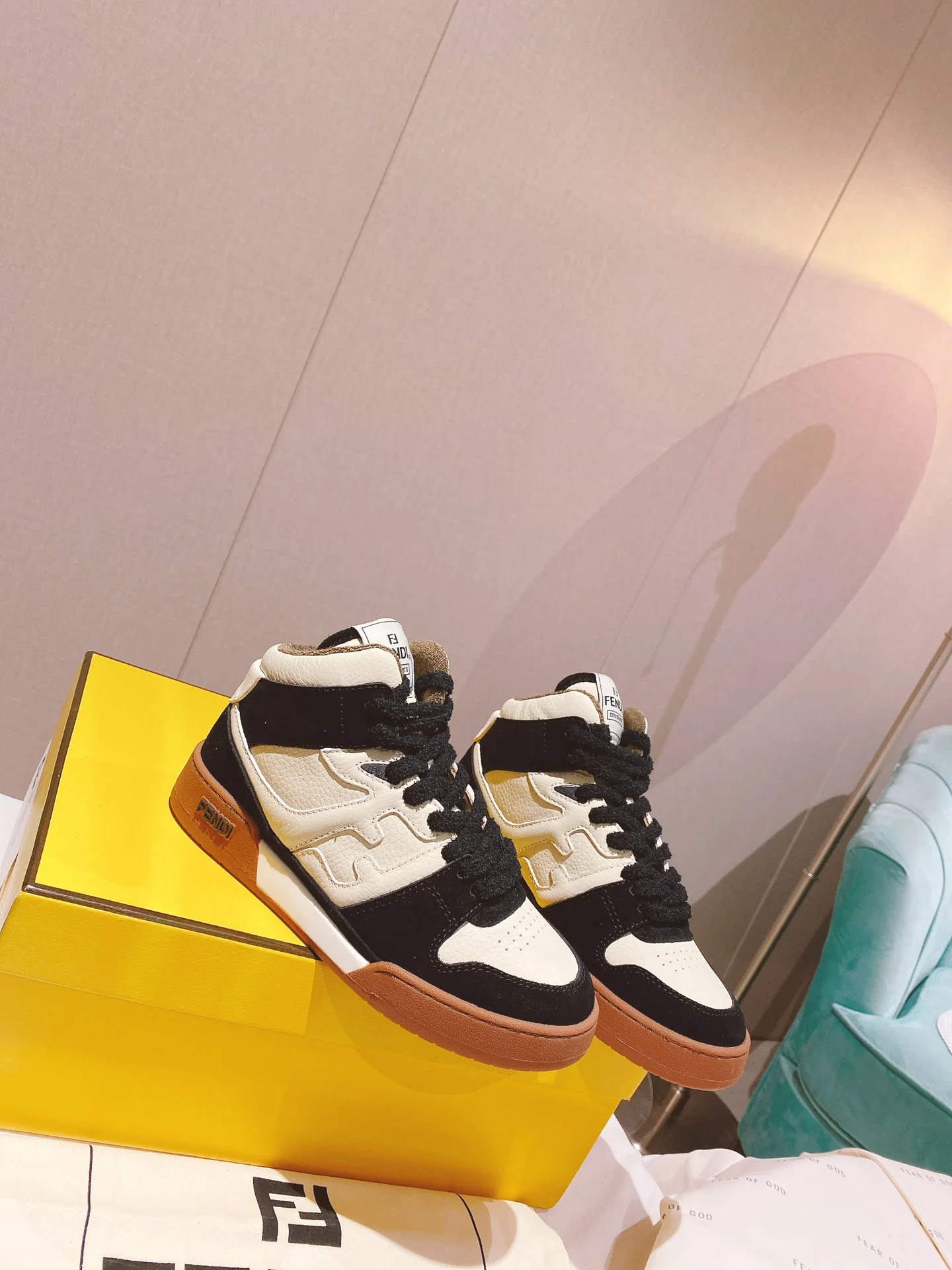 Новинки осенне-зимней коллекции Fendi 2022 — Повседневные кроссовки — Парный стиль — Черные