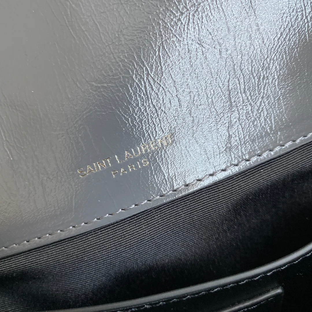 YSL - Маленькая модель Niki - Кожа коровы, обработанная маслом и воском, темно-серая - с пряжкой в ??виде D-образного кольца