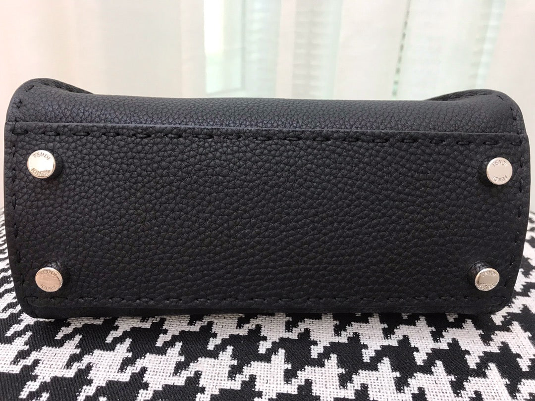 Мини-сумочка Fendi Peekaboo из черной кожи