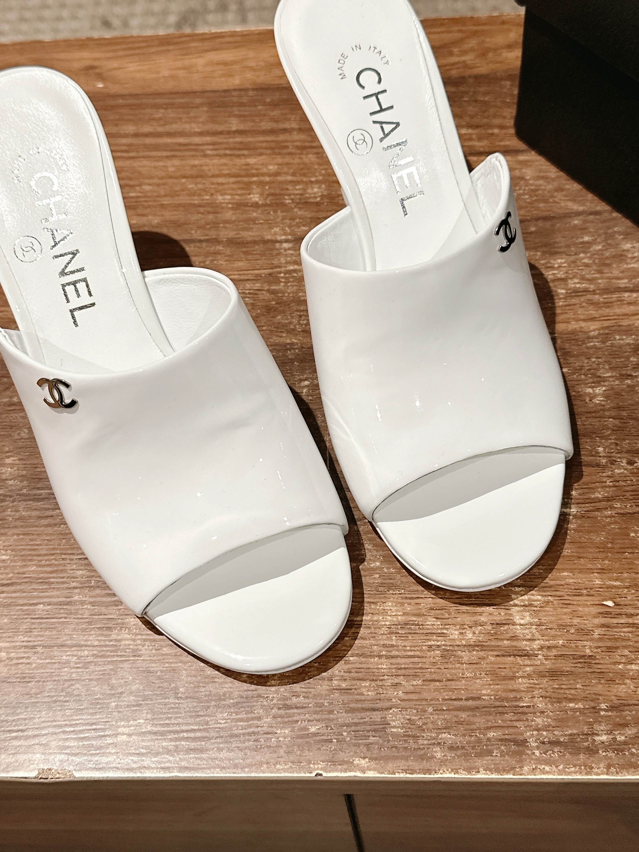 Новинка лета 2025 от Chanel - Туфли на высоком каблуке - Белые