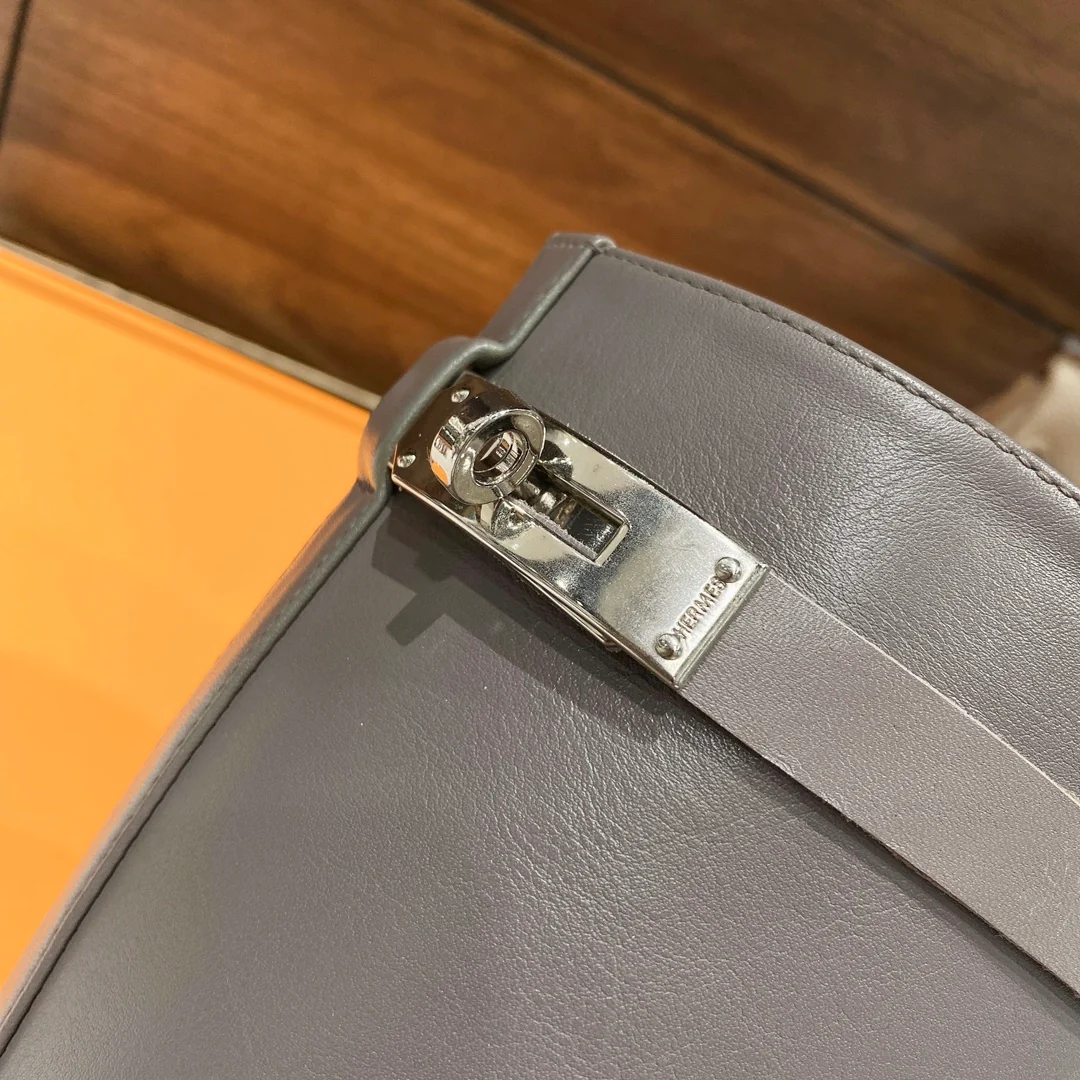 Новая коллекция Hermes осень/зима 2022 — высокие сапоги Kelly — серые.