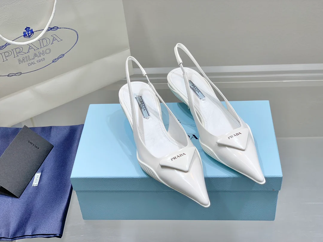 Prada - Белые туфли на низком каблуке