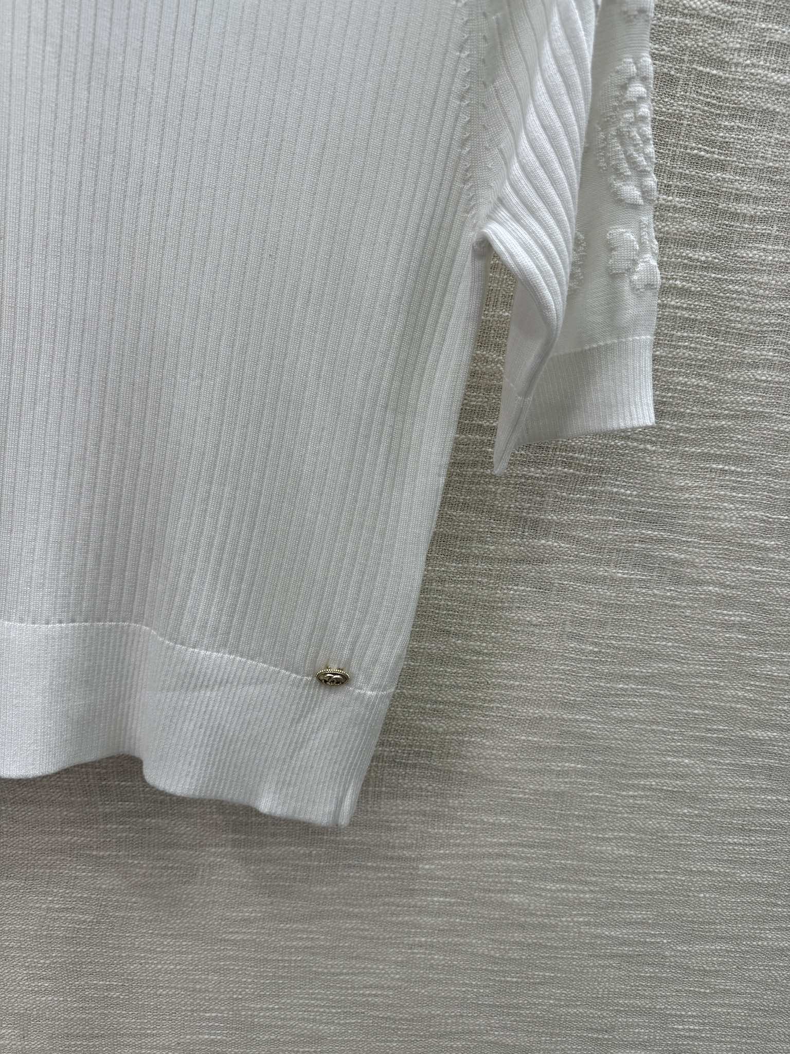 Вязаная футболка Chanel 2404 с коротким рукавом и изображением четырехлистного клевера и камелии - белая.