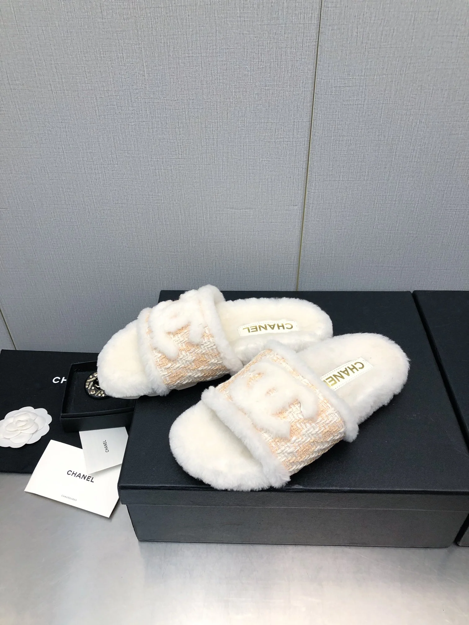 Новинка сезона осень/зима 2023 от Chanel - шерстяные тапочки в клетку - розовые.