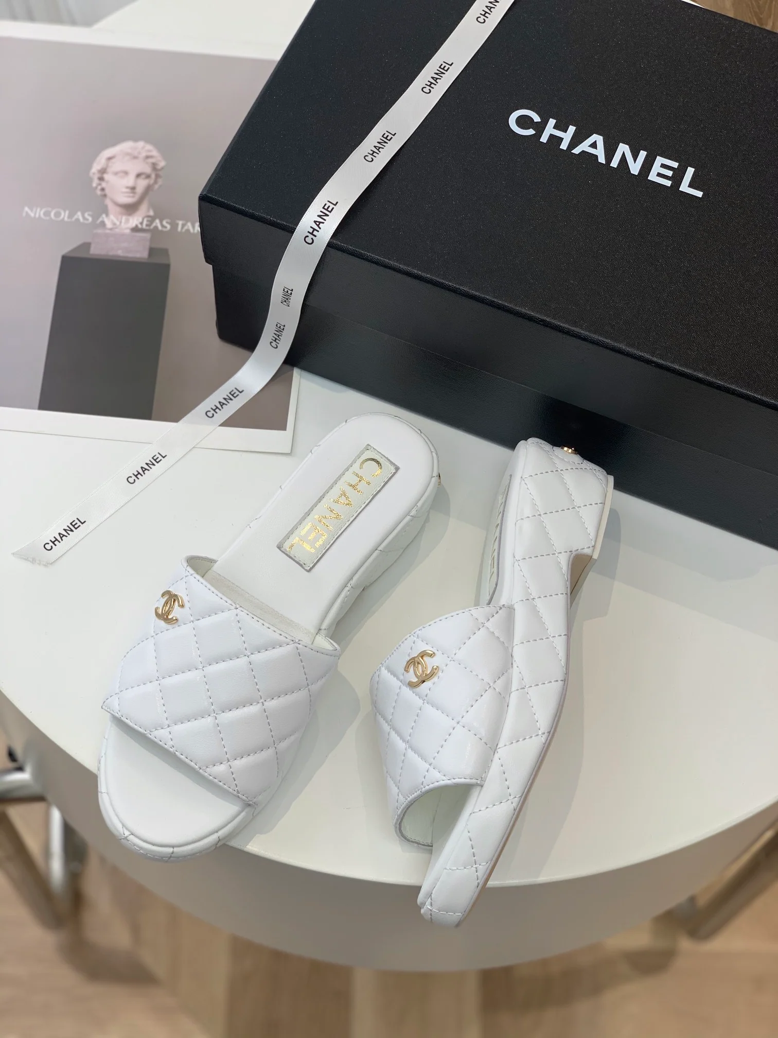 Новинка 2023 года от Chanel - Стеганые тапочки на платформе - 3 см - Белые