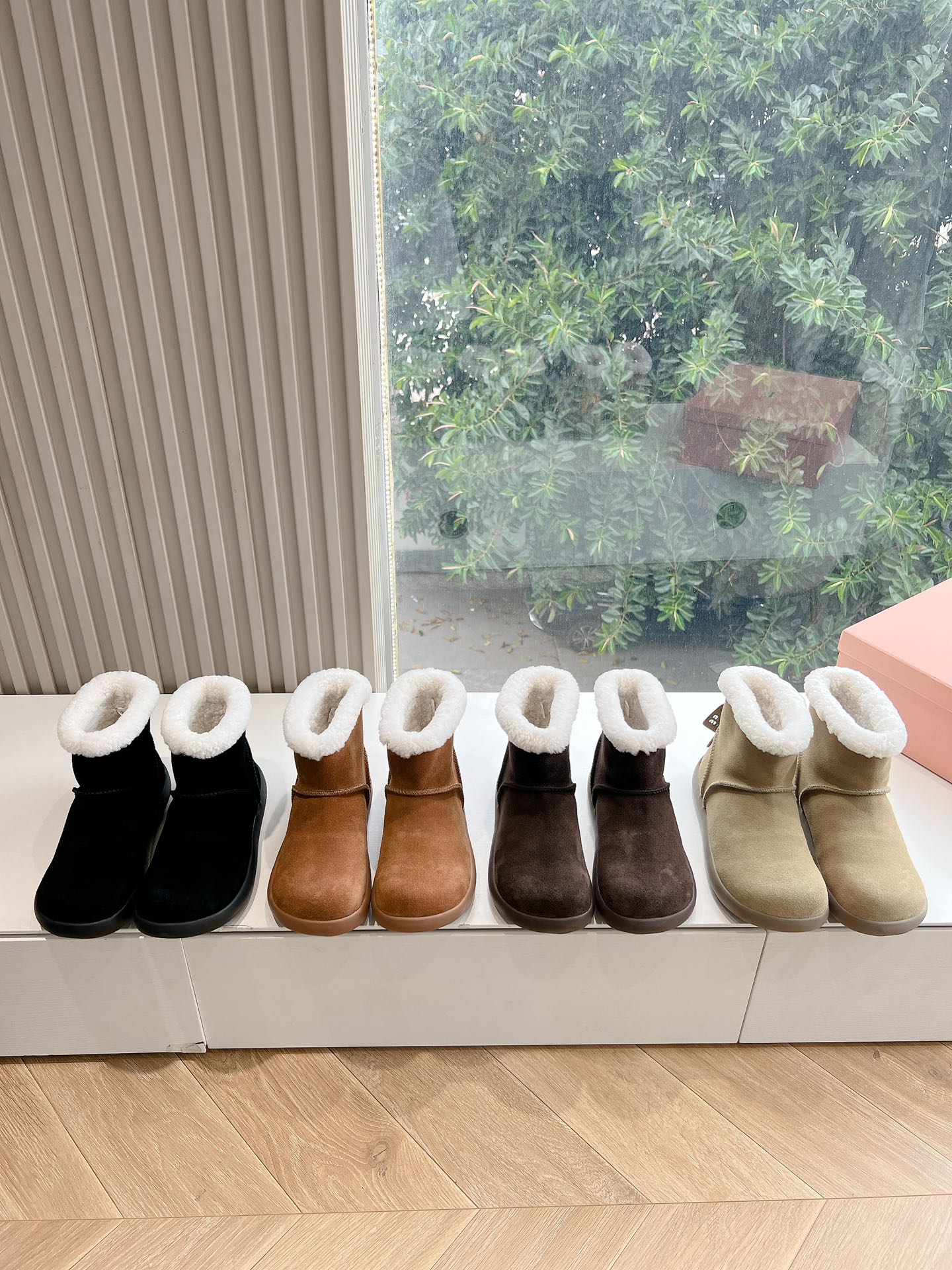 Снежные сапоги Miu Miu 2024 — изображение из коллекции