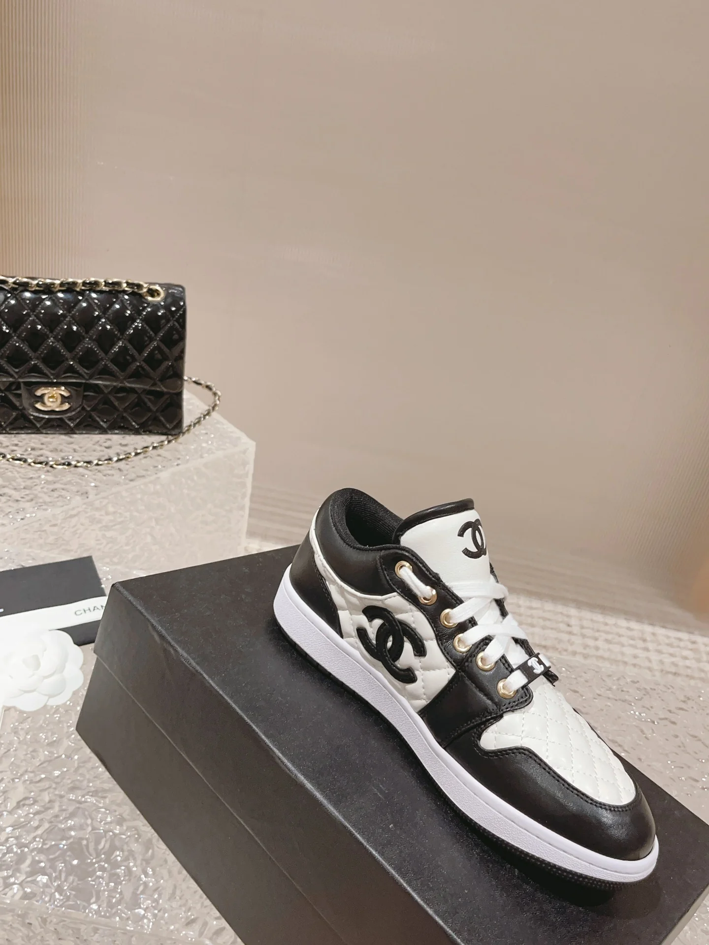 Низкие кеды Chanel - черные с ромбовидным узором