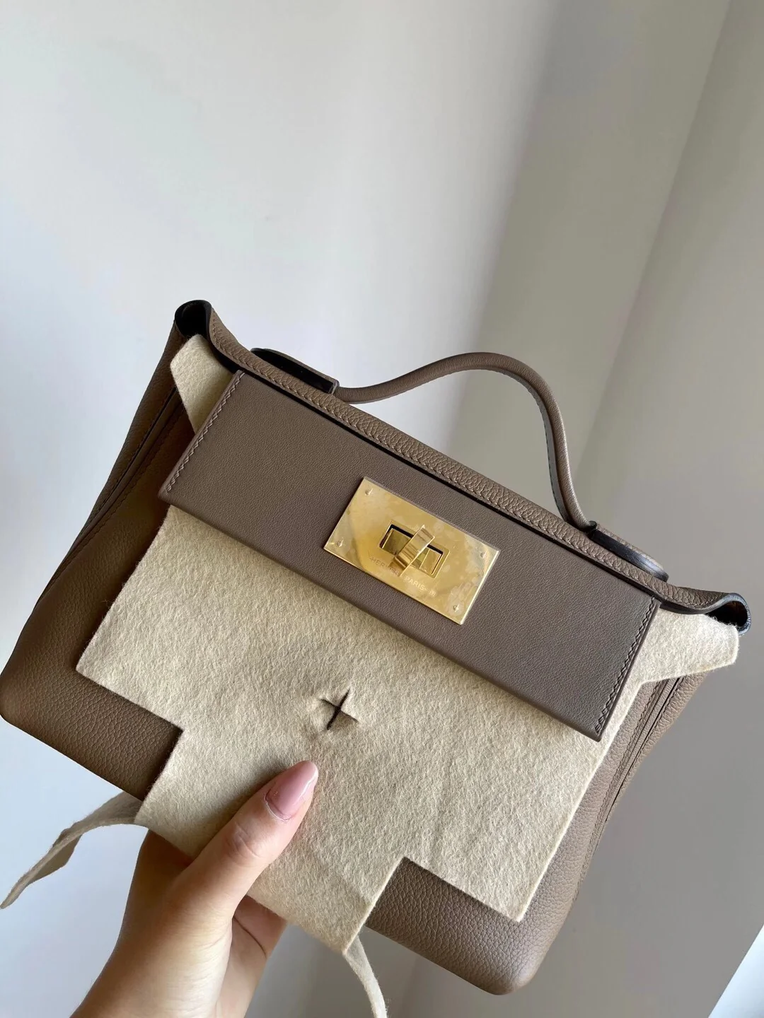 Кожаная сумка Hermes Evercolor Swift 24 цвета ?слоновая кожа? с золотой пряжкой.