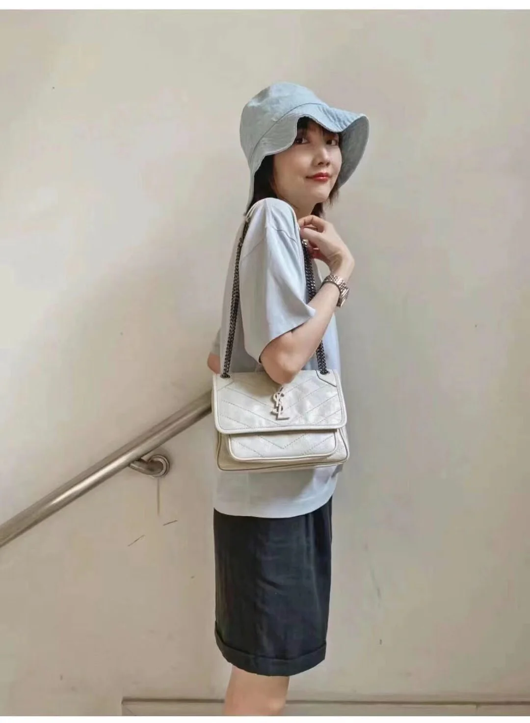 Сумка-мессенджер YSL-niki из белой кожи с серебряной цепочкой, имитирующей эффект потертости на коже.