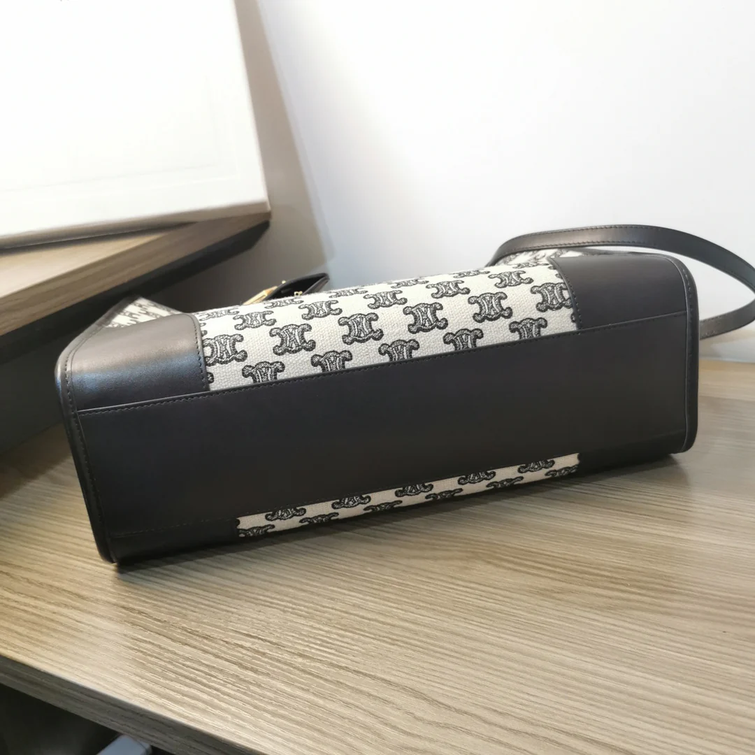 Миниатюрная кожаная сумка Celine Cabas Triomphe с вышивкой.