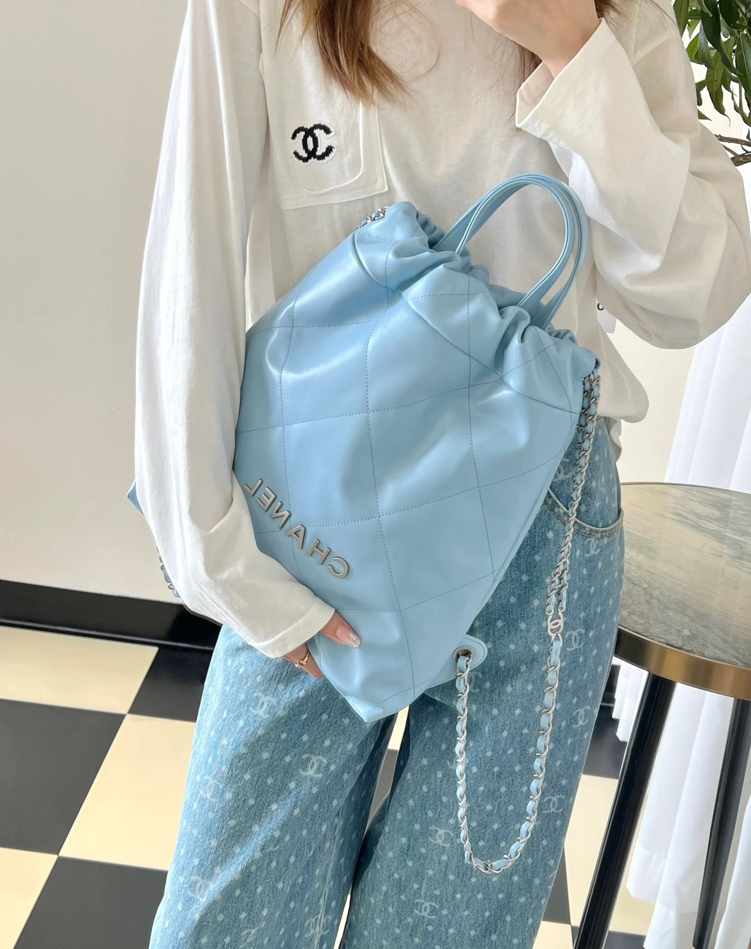 Рюкзак Chanel из телячьей кожи, светло-голубой, с золотой фурнитурой.