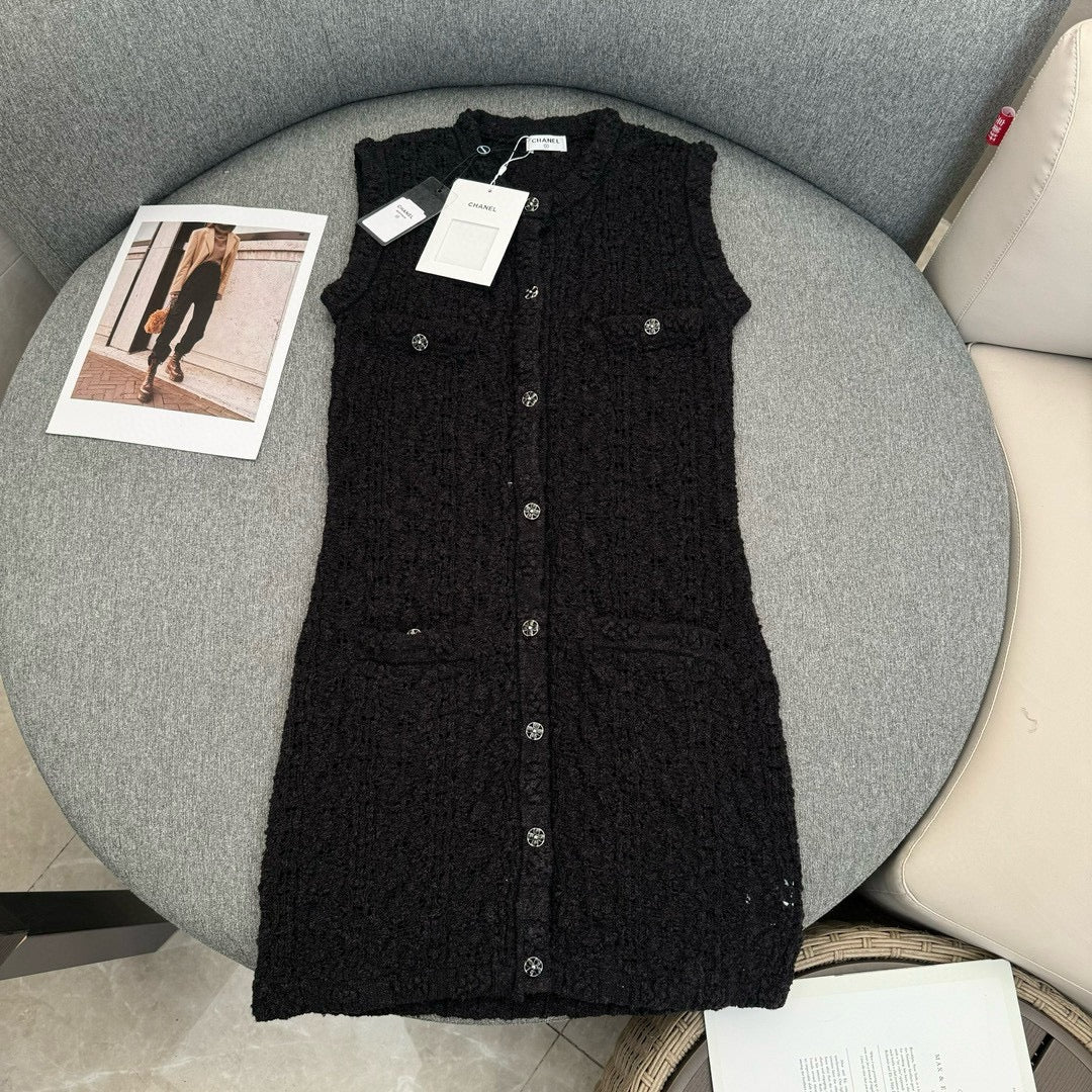 Платье-жилет Chanel 2403, новое, с ажурной вышивкой и пуговицами, вязаное крючком, черное.
