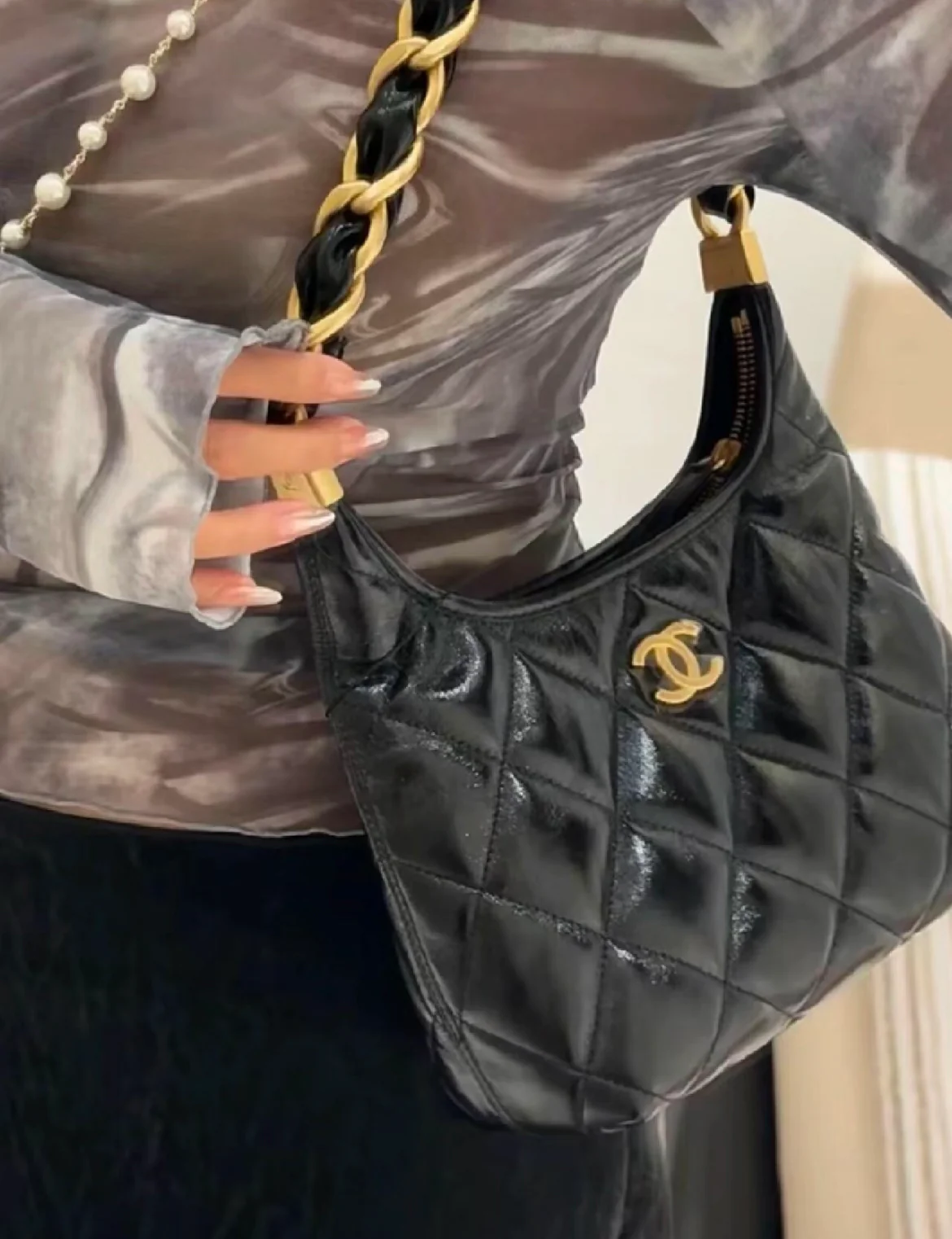 Сумка-хобо Chanel с массивной цепочкой на плечо - черная