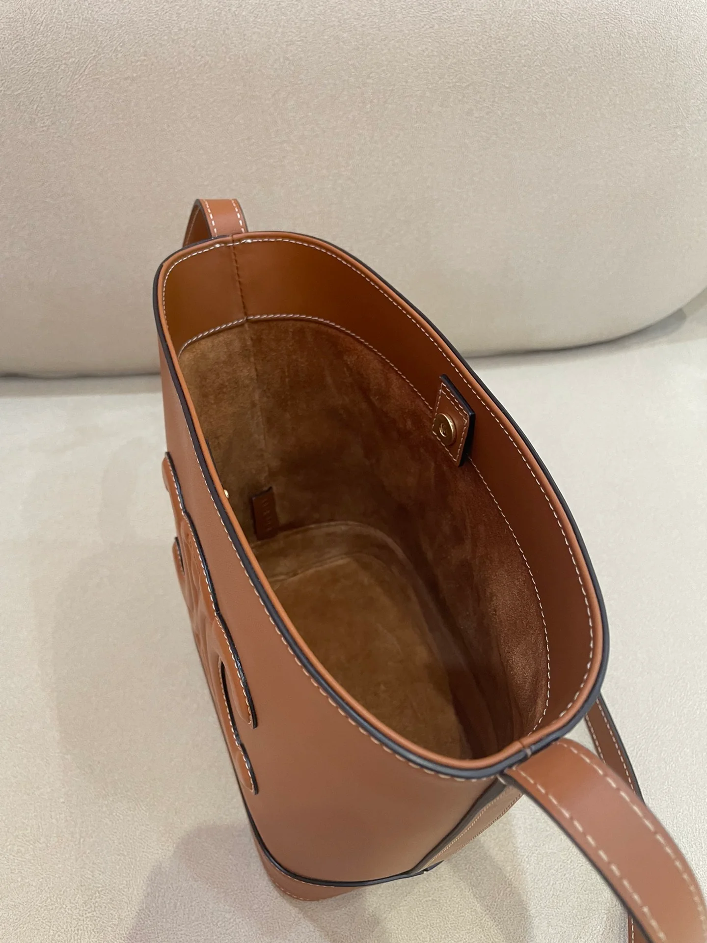 Маленькая коричневая кожаная сумка-ведро Celine Cuir Triomphe