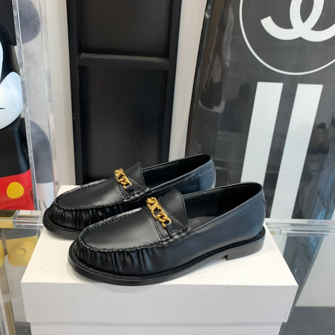 Новинка сезона осень/зима 2023 от Celine - Балетки с мятой поверхностью - Черные